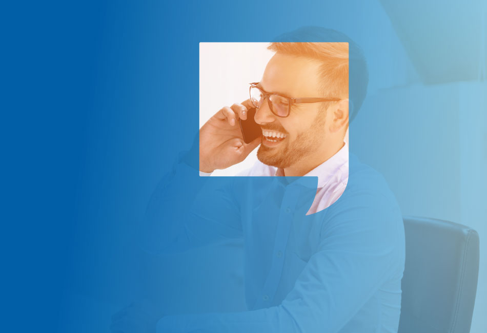 Mann lacht am Telefon