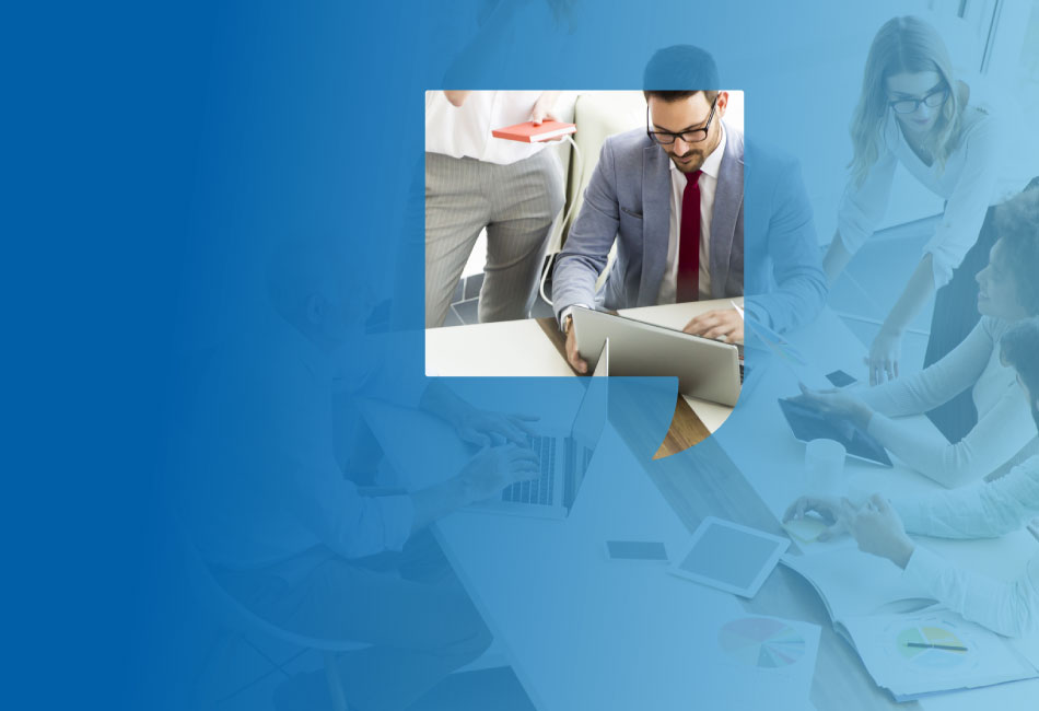Arbeitsgruppe sitzt zusammen und brainstormt