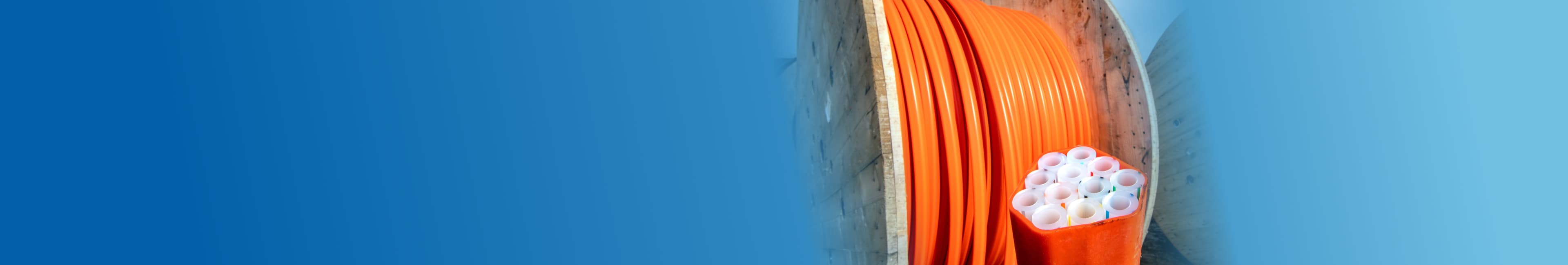 Luftbild von Regensburg mit verbindenden Lichtblitzen zwischen den Häusern, die Internetverbinudngen symbolisieren.