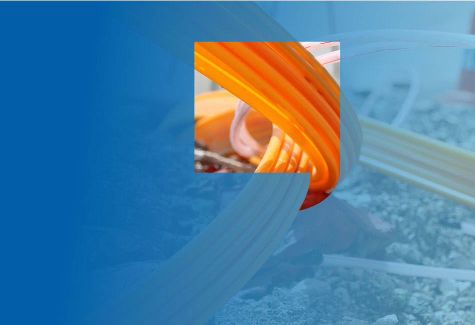 Luftbild von Regensburg mit verbindenden Lichtblitzen zwischen den Häusern, die Internetverbinudngen symbolisieren.