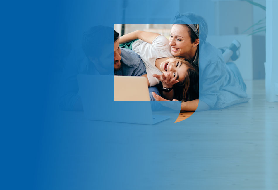 Familie mit Laptop und Highspeed Internet