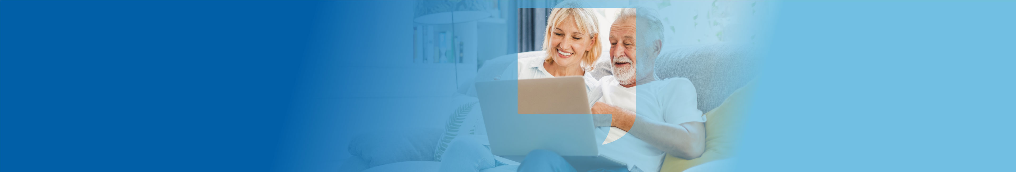 Ehepaar sitzt vor dem Laptop