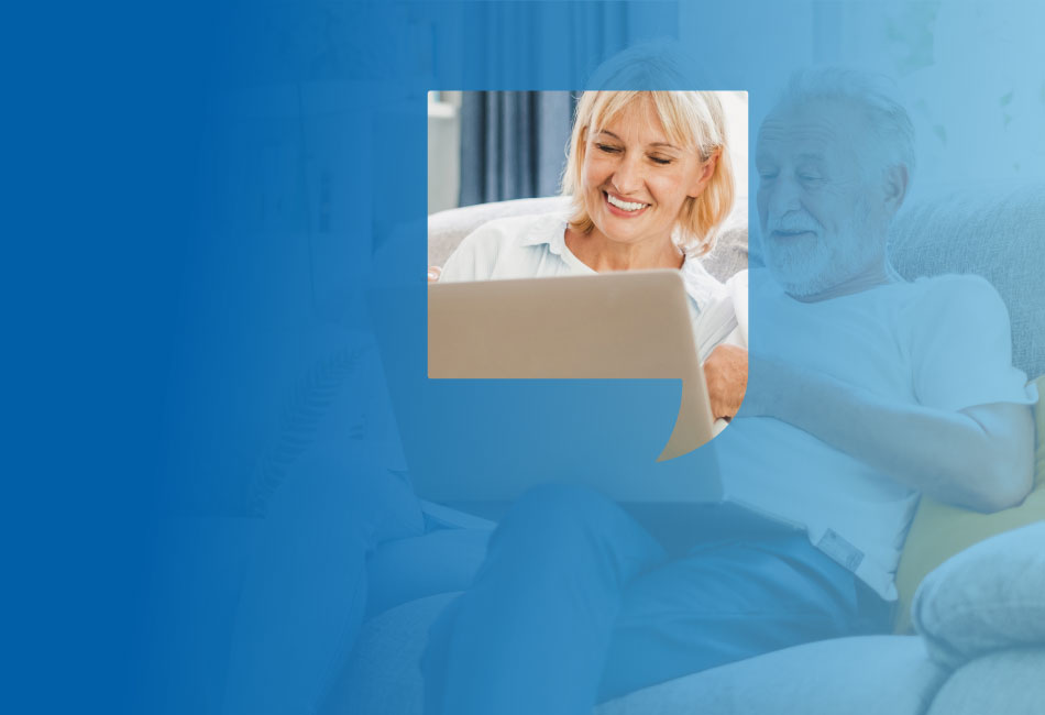 Ehepaar sitzt vor dem Laptop