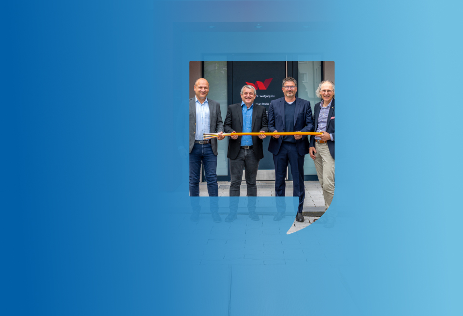 Luftbild von Regensburg mit verbindenden Lichtblitzen zwischen den Häusern, die Internetverbinudngen symbolisieren.
