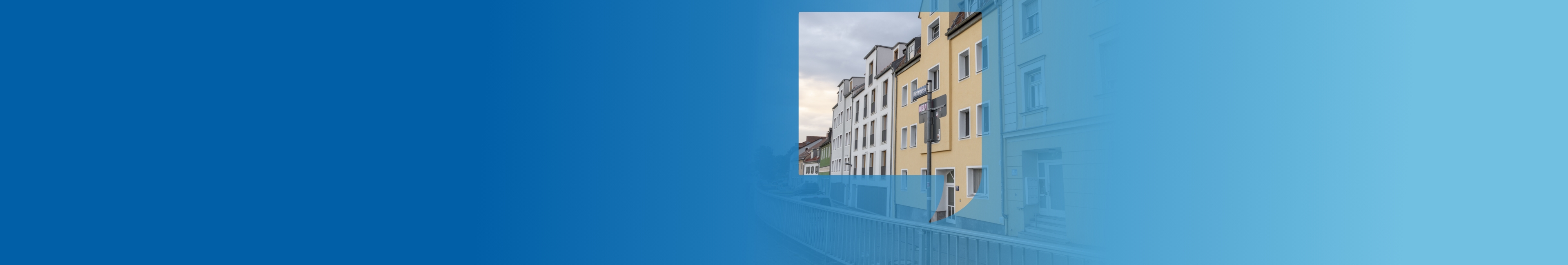 Luftbild von Regensburg mit verbindenden Lichtblitzen zwischen den Häusern, die Internetverbinudngen symbolisieren.