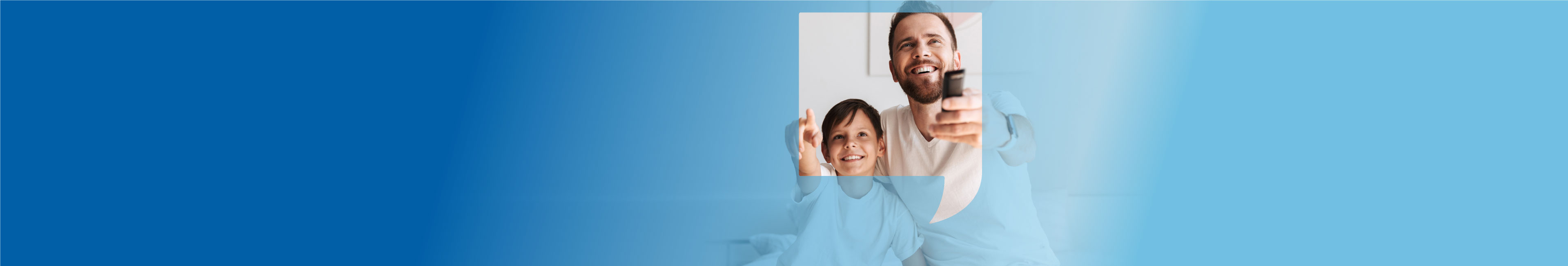 Kind und Elternteil vor dem TV