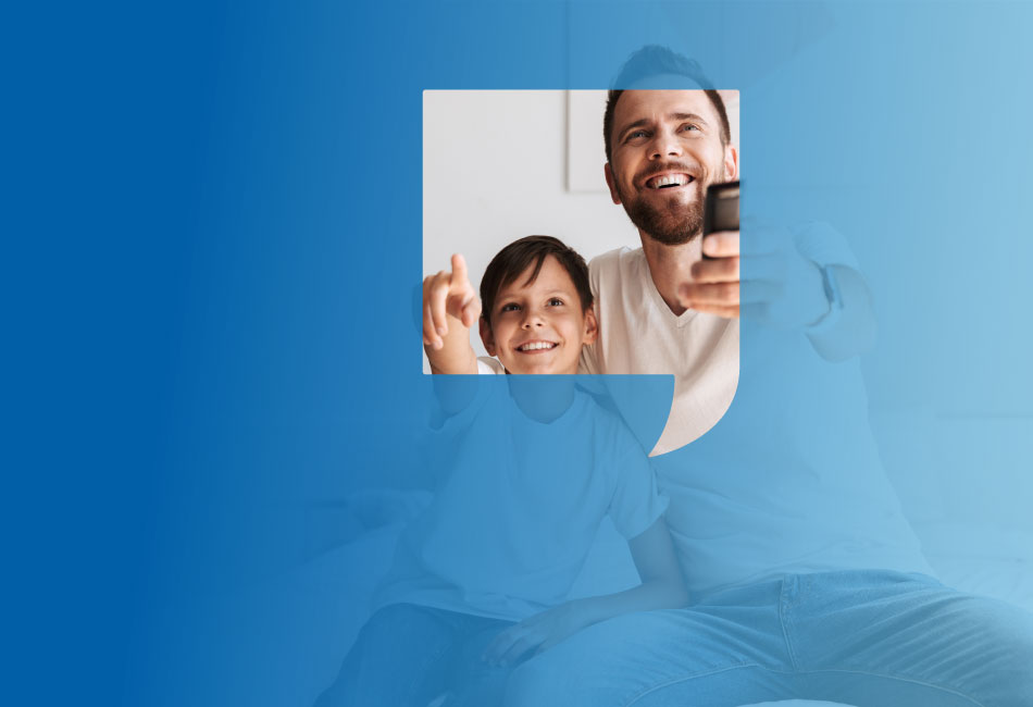 Kind und Elternteil vor dem TV