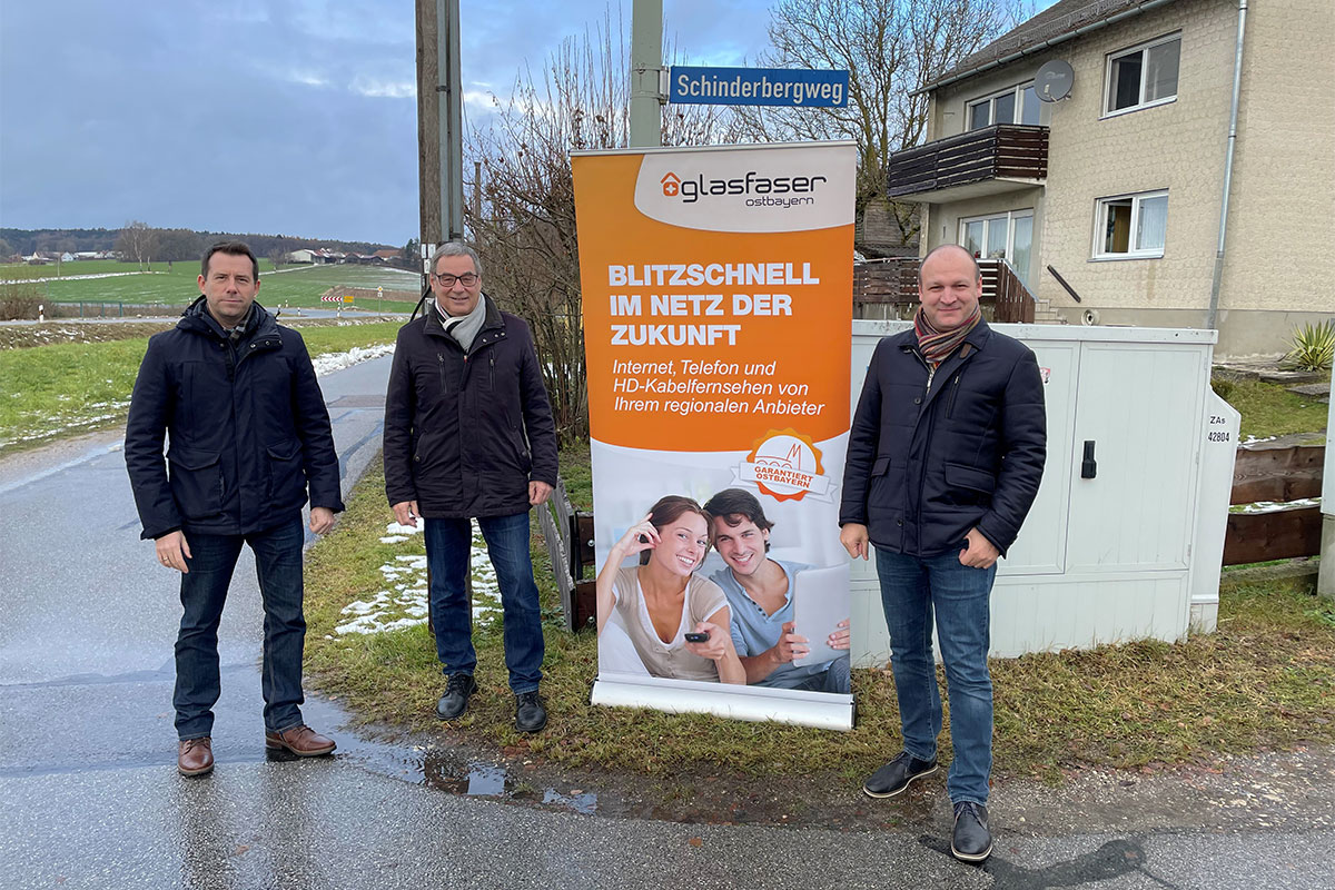 v.l.n.r. Roland Kittel (Bereichsleiter Privat-/Gewerbekunden und Marketing, R-KOM GmbH & Co. KG), Rudolf Gruber (1. Bürgermeister, Gemeinde Pielenhofen) und Dr. Alexander Deml (Handlungsbevollmächtigter/Kaufmännischer Leiter, R-KOM GmbH & Co. KG) Foto: Sinan Kavi