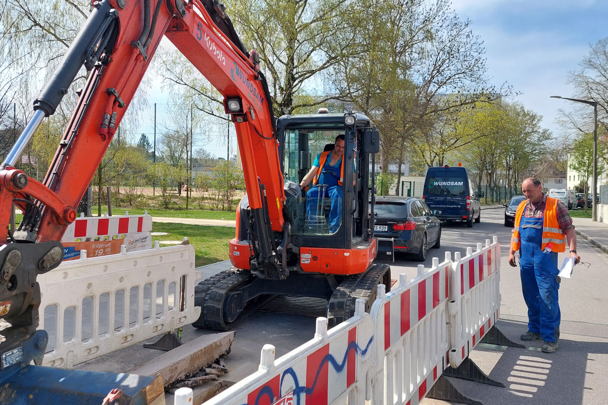 Der Glasfaserausbau im Regensburger Ausbaugebiet Käthe-Kollwitz-Straße startete Mitte März 2022. (Foto: R-KOM – Sebastian Schöberl)