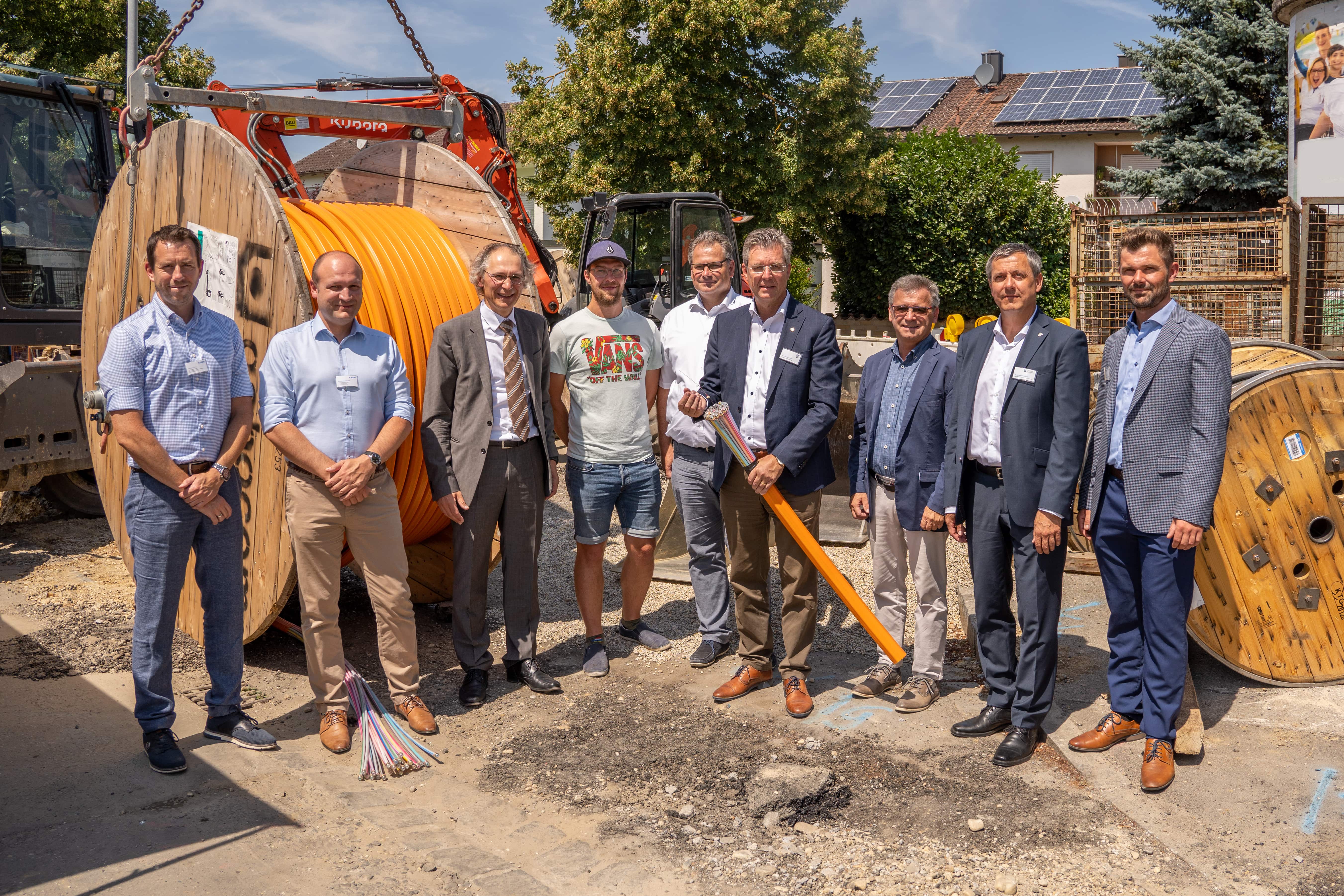 Die R-KOM bringt 2022 in Plattling und Deggendorf 3.200 Bürgerinnen und Bürger neu ans Glasfasernetz. Den Ausbau haben vorgestellt: Roland Kittel, Dr. Alexander Deml und Alfred Rauscher, alle R-KOM (von links), Christopher Riedl und Reiner Winter-Häring, Stadtbau GmbH Deggendorf, Josef Hofmeister und Bürgermeister Hans Schmalhofer, Stadt Plattling, sowie Stefan Kopp, Stadtwerke Plattling (von rechts)