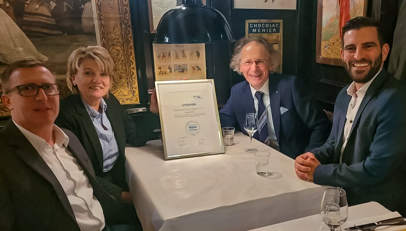 Foto (v. l. n. r.): Jan Simons - Leiter Landes- und Kommunalpolitik beim BREKO, Elisabeth Kerscher – Bgm. Wiesent, Alfred Rauscher - BREKO Vizepräsident und Geschäftsführer der R-KOM, Thomas Rottbauer – Breitbandpate Wiesent