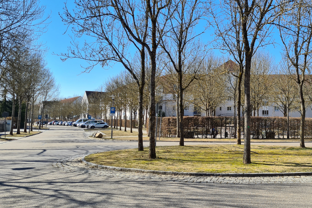 Der Glasfaserausbau im Regensburger Ausbaugebiet Käthe-Kollwitz-Straße startete Mitte März 2022. (Foto: R-KOM – Sebastian Schöberl)