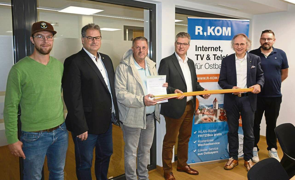 Foto v. l. n. r.: Christian Wimmer und Stefan Kopp (Stadtwerke Plattling), Christian Engleder (Steininger Pflasterbau), Hans Schmalhofer (1. Bgm. Plattling), Alfred Rauscher (R-KOM), Sebastian Ranzinger (Ingenieurbüro Corwese).