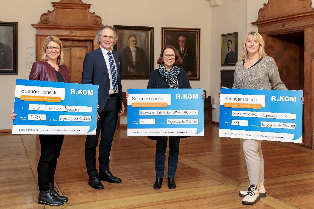 v.l.n.r. Melanie Brunner (Aktion Kinderbaum), Alfred Rauscher (Geschäftsführer, R-KOM GmbH & Co. KG), Gertrud Maltz-Schwarzfischer (Oberbürgermeisterin der Stadt Regensburg), Helga Graef (Regensburger Futterstelle)