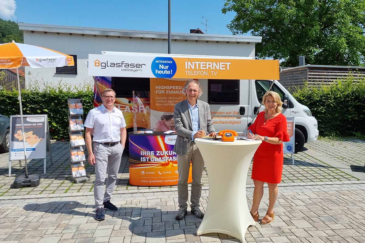 v.l.n.r. Thomas Rottbauer (Breitbandpate Gemeinde Wiesent), Alfred Rauscher (R-KOM Geschäftsführer), Elisabeth Kerscher (1. Bürgermeisterin Gemeinde Wiesent) I Foto: Gemeinde Wiesent