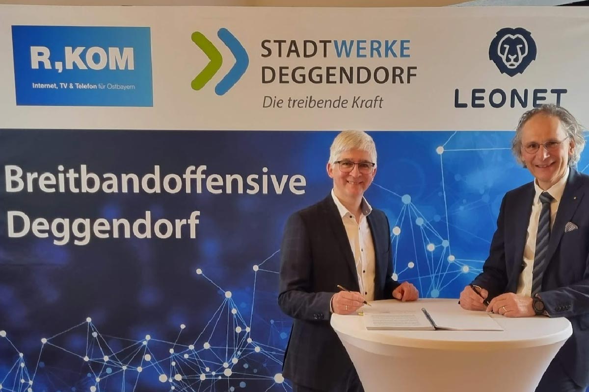 Bild: v.l.n.r. Alexander Springer, Geschäftsführer der STADTWERKE DEGGENDORF GmbH und Alfred Rauscher, Geschäftsführer der R-KOM GmbH & Co. KG. Bildnachweis: STADTWERKE DEGGENDORF GmbH