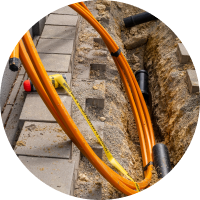 Offener Graben einer Glasfaser-Baustelle, in welchem Glasfaser-Speedpipes abgelegt wurden