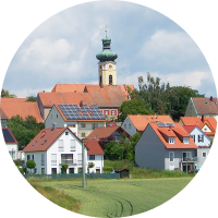Ansicht von Pentling mit Wohnhäusern und der Kirche im Hintergrund
