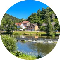 Ansicht von Pielenhofen mit dem Fluss Naab und Häusern im Hintergrund