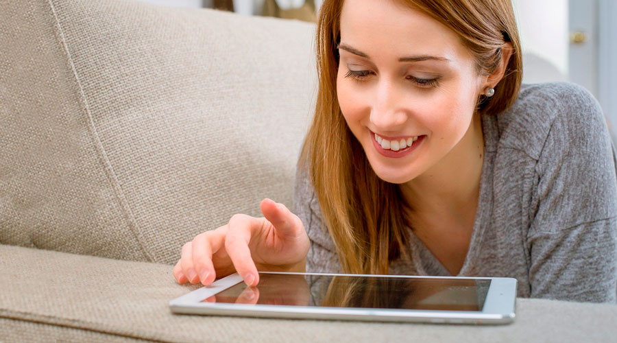 Frau schaut aufs Tablet