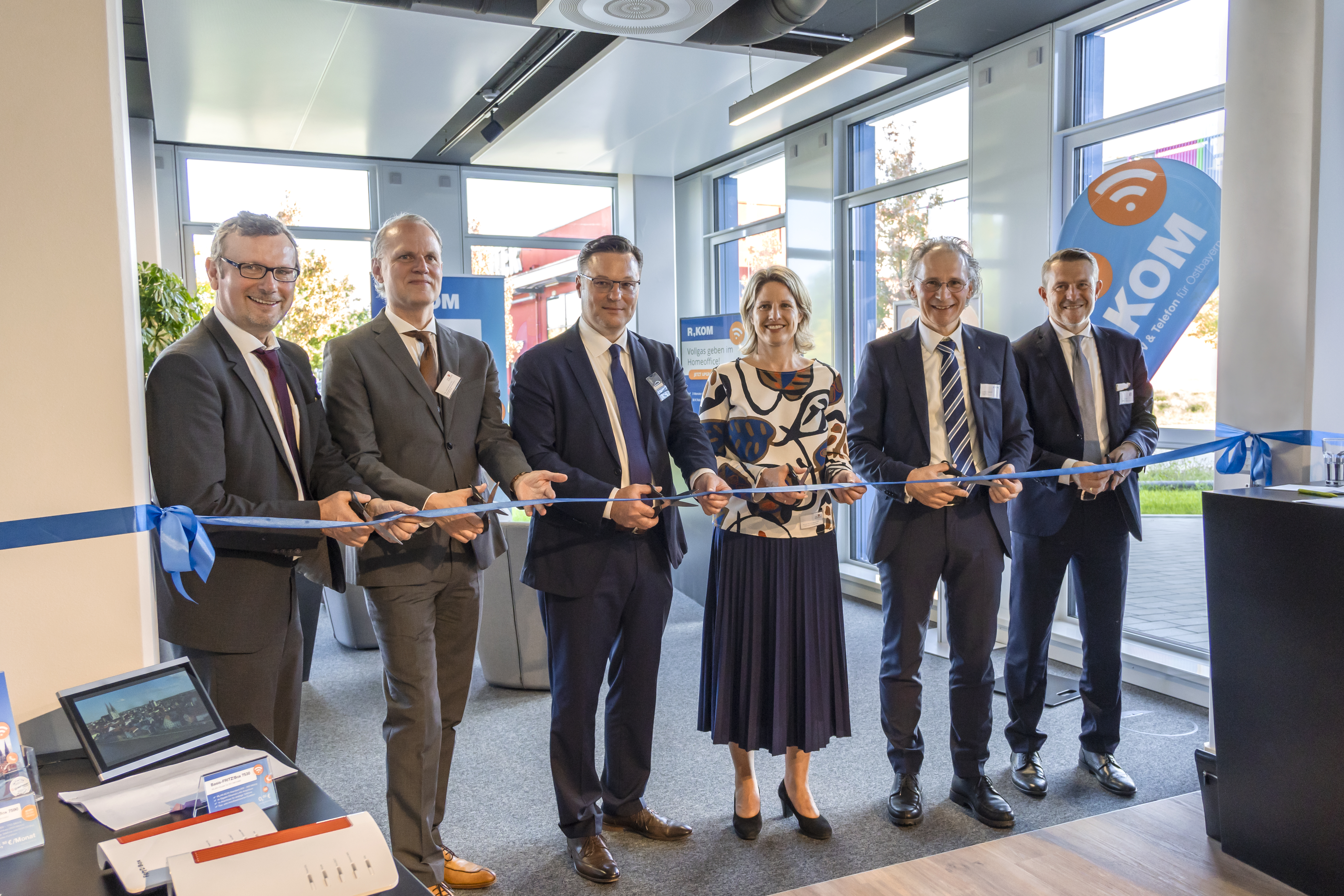 v.l.n.r.: Dr. Martin Kammerer (IHK), Dr. Jan-Erik Beuttel (Stadt Regensburg), Bernhard Büllmann (Vorstandsmitglied REWAG), Dr. Astrid Freudenstein (Bürgermeisterin Stadt Regensburg), Alfred Rauscher (Geschäftsführer R-KOM) und Florian Mann (Vorstandsvorsitzender Raiffeisenbank Regensburg-Wenzenbach)