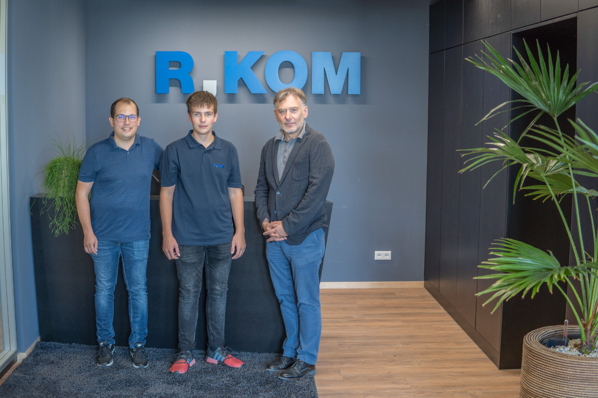 v. l. n. r.: Daniel Böhm (Ausbilder), Samuel Massinger, Franz Appel (Bereichsleiter Technik)